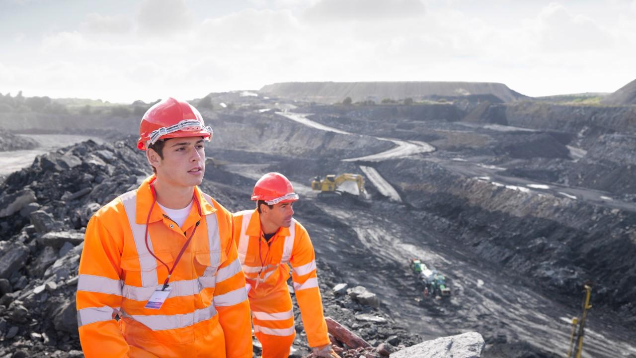 俯视煤矿的工人
 
 图片于2015年6月8日23:19下载