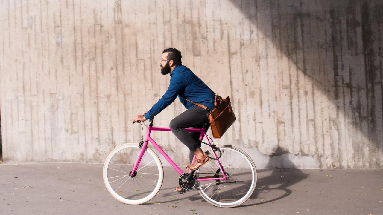 男人在街上骑自行车