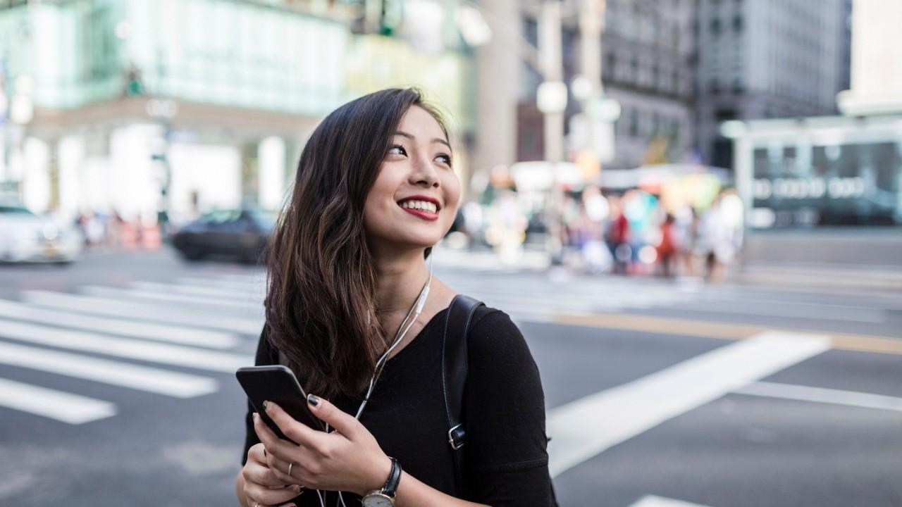 迷人的年轻亚洲女性在曼哈顿的街道上换乘, 旅程, commute,旅游, walk,city life)