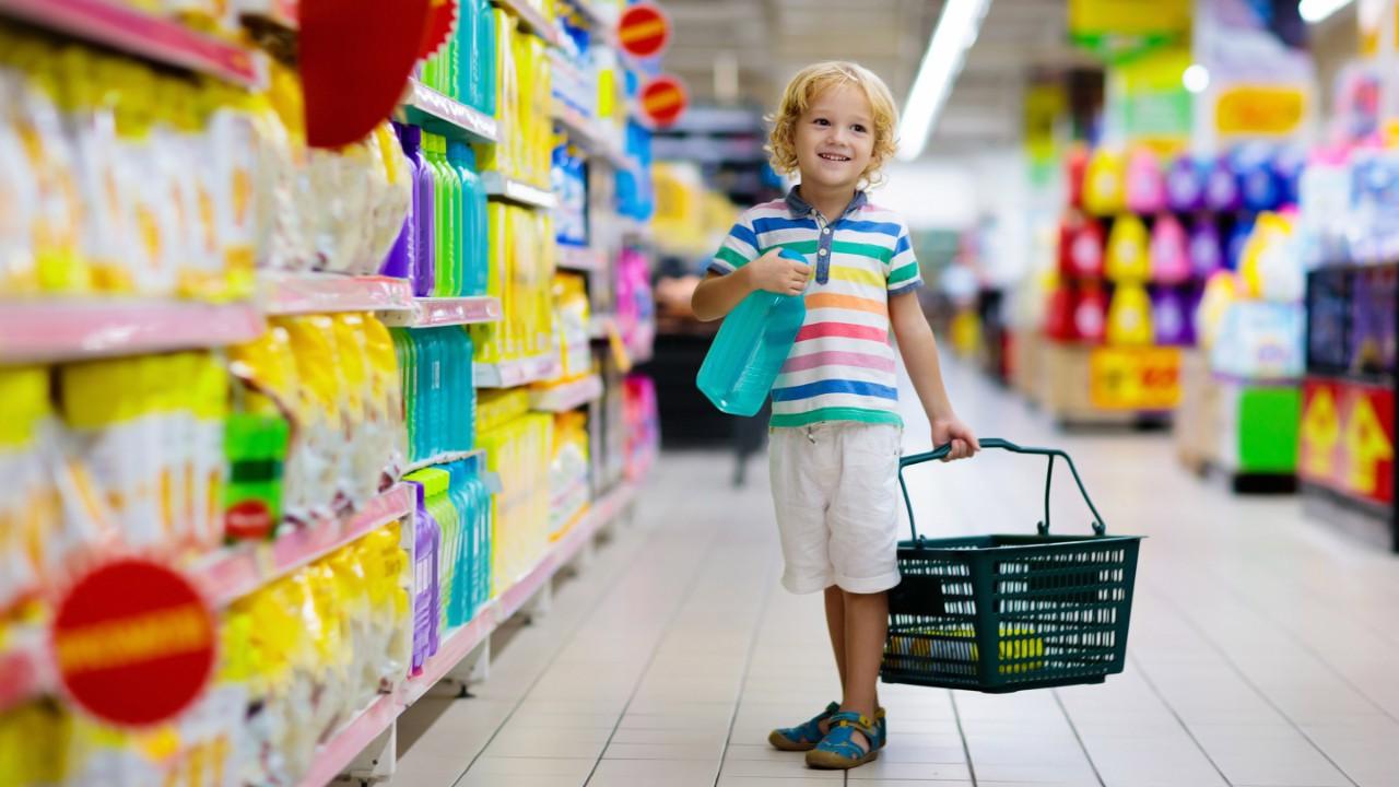 超市里的孩子们买水果和果汁. 儿童杂货店购物. 小男孩与推车选择新鲜蔬菜在当地vns85978威尼斯城官网.